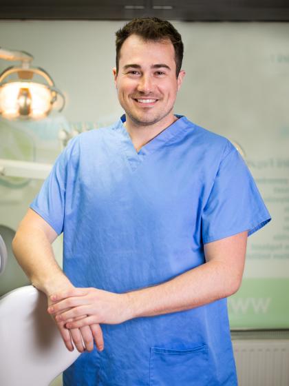 Dr. Dr. Sahin-Tóth Tibor - Dentist